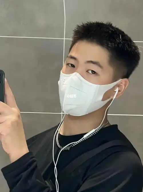 男生不要再留精神小伙的发型了这款短发真的太好打理了,不需要烫染的