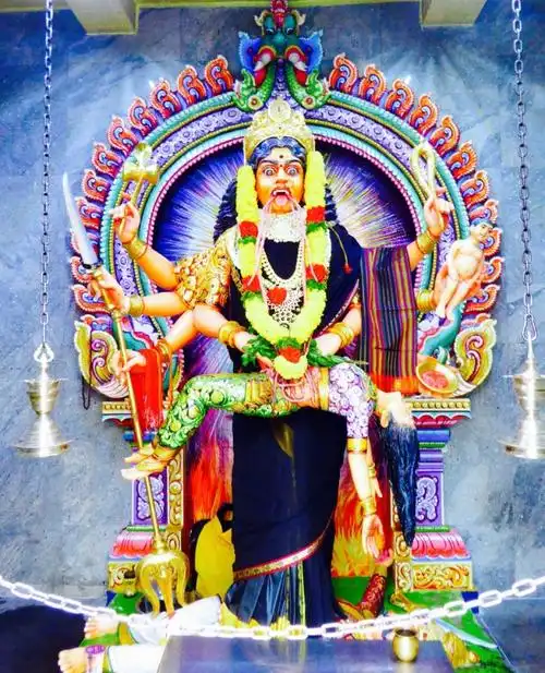 这个据说是印度神里的凶神,是专门惩治恶神的神.