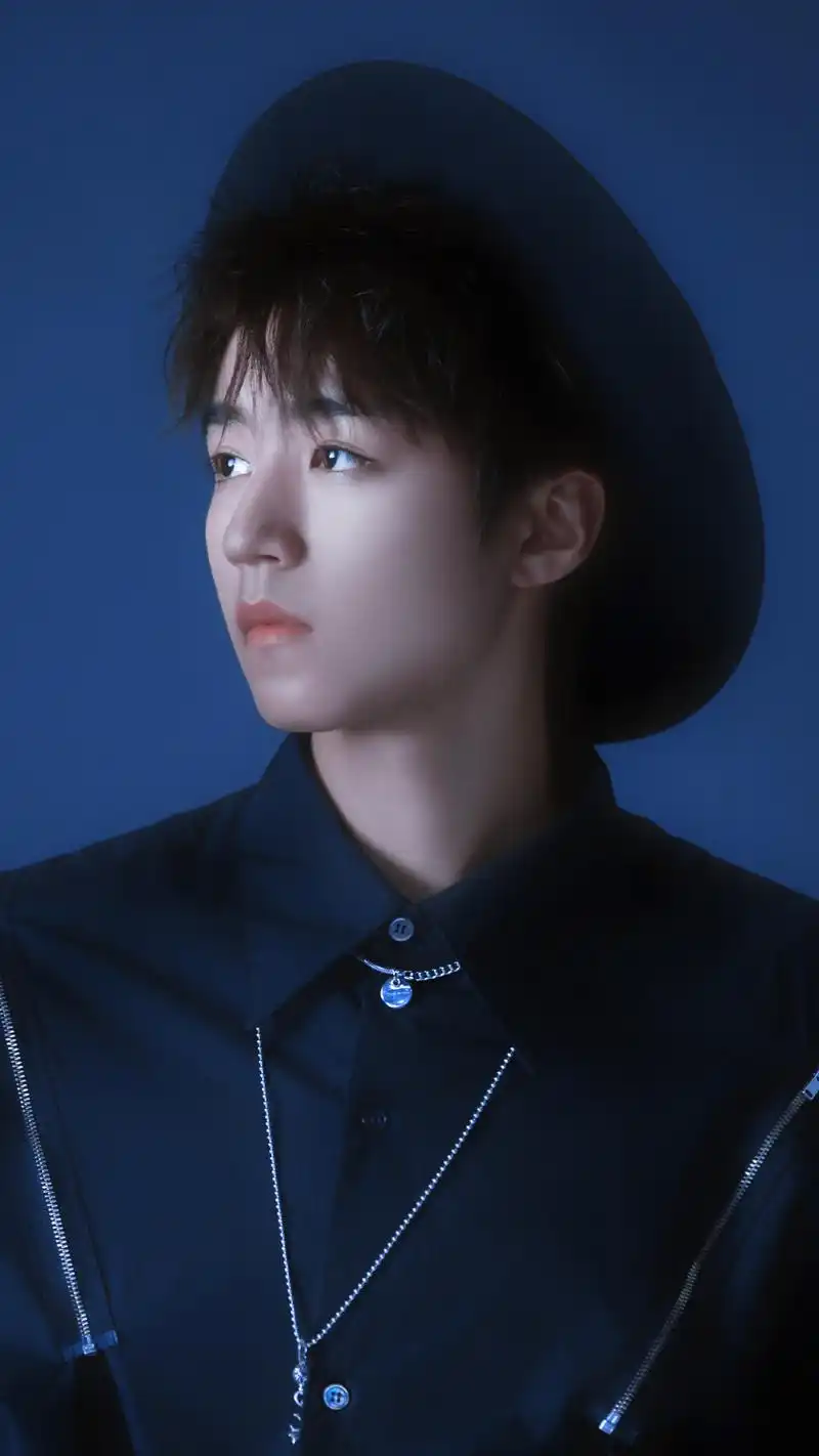 王王俊凯穿黑衣戴礼帽,是个帅气暗黑精灵了_p5,图片cr.