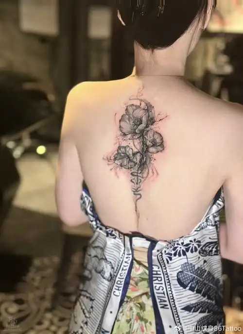 旧纹身逐渐褪色,精心的修改,旧纹身焕发新生,新的花朵在肌肤上绽放