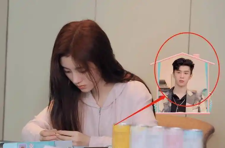 原创鞠婧祎素颜录节目当镜头切换到在场的男嘉宾这表情是认真的