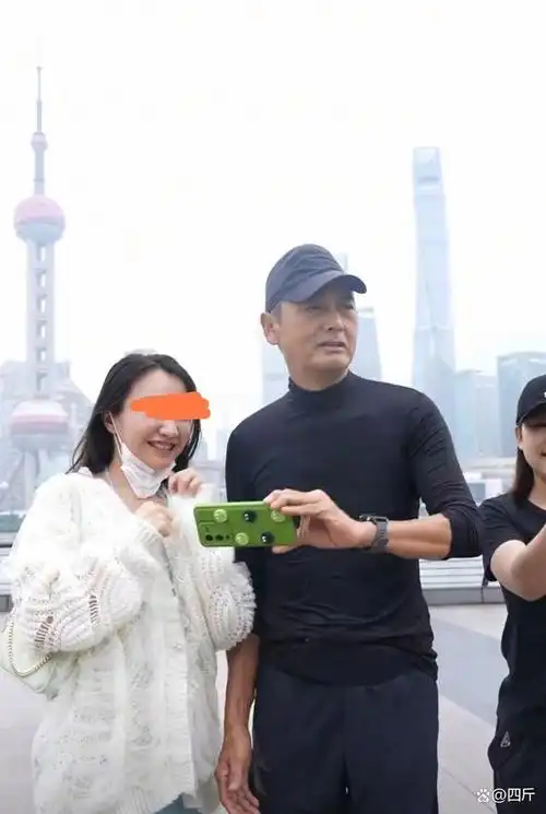 68岁周润发被骂上热搜,和路人合影变脸惹争议,人前人后两副面孔