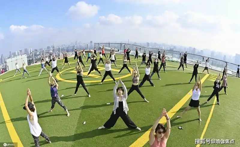 运动无国界 瑜伽全世界 日本多人250米高空瑜伽