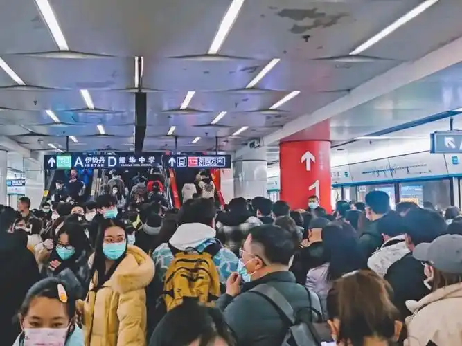 地铁营口道站晚高峰