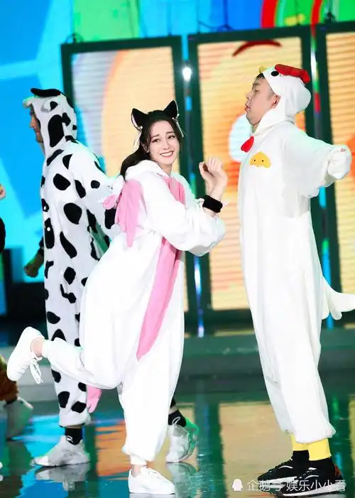 12月28日中午,一组迪丽热巴与杜海涛同台跳舞的照片可是让不少的"