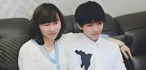 王俊凯养嫂子事件被扒实锤,与杨柳穿情侣鞋,人前避嫌人后粘一起