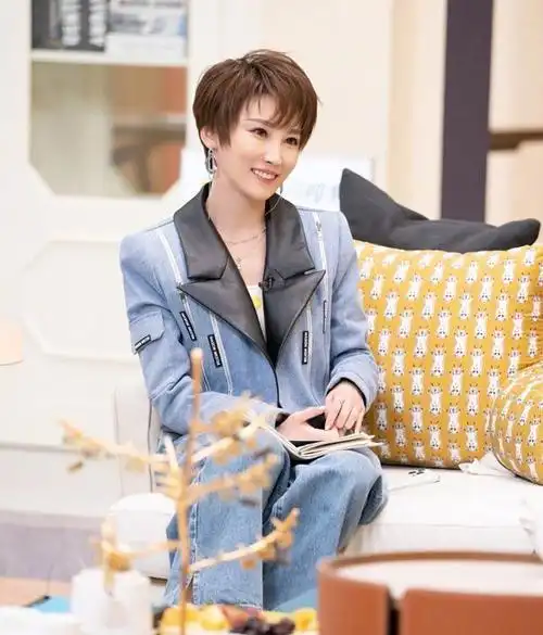 以她现如今的生活境况而言,38岁的谢楠无疑是事业有成,爱情甜蜜,家庭