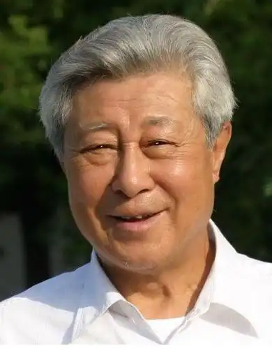 "老戏骨"王心刚:凭《红色娘子军》人气飙升,86岁了,风采依旧