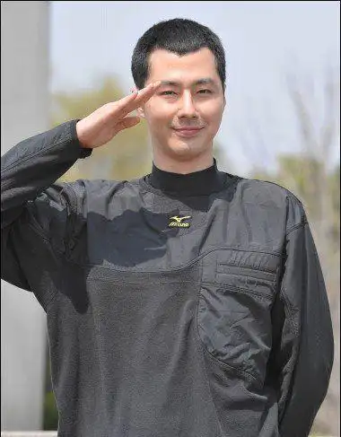 赵寅成今天入伍.