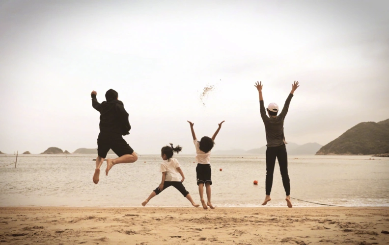 孙俪和邓超,牵着等等的小手,一家三口面朝大海,背影非常温馨!