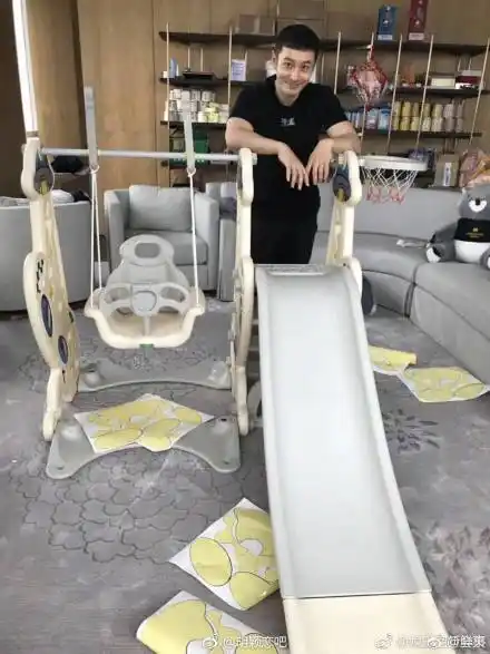 baby为儿子庆生罕见晒小海绵正面照 活脱脱小绅士一枚