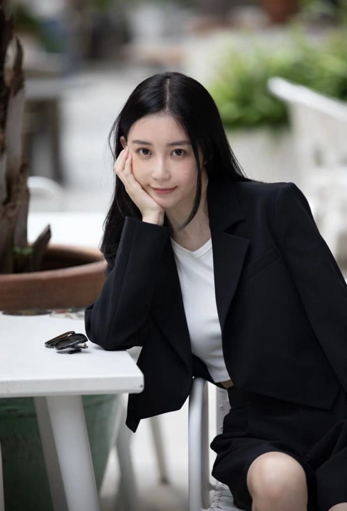 潘玮柏妻子晒个人写真彻底摆脱网红气质可以进入娱乐圈发展