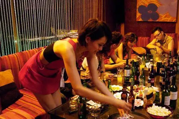 2小时300元多名未成年职校女生被诱导陪酒两位校领导免职