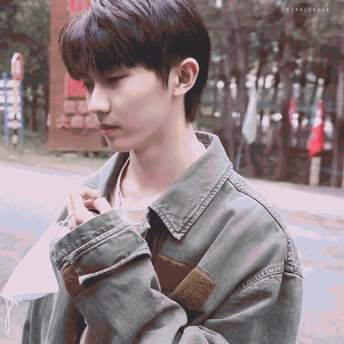 马嘉祺摸喉结好苏