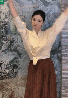 在《甄嬛传》里饰演"沈眉庄"的斓曦,居然靠穿"丑衣服",跳"笨笨舞"翻红