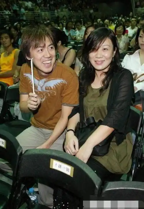 53岁张宇罕见现身,穿黑色t恤面容憔悴,满头白发让人心疼_萧十一郎