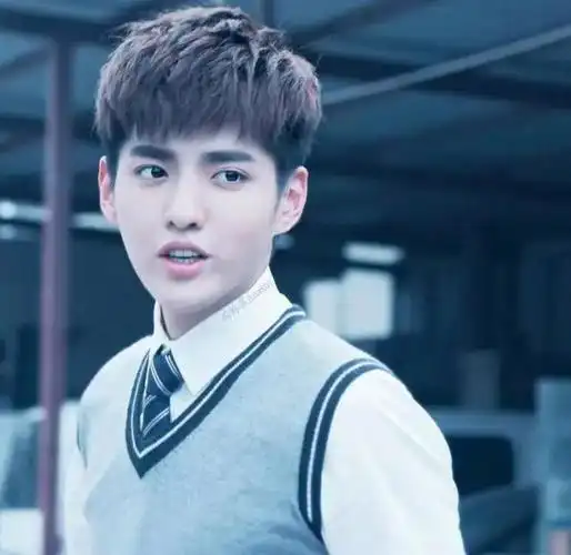 像吴亦凡这种条件好起点高的人为什么不走正道做个好人呢?