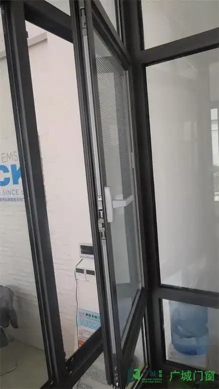 特制德国泰诺风25mmc型隔热条,排水更合理,外观整齐美观.