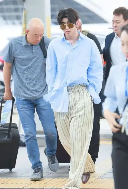 蔡徐坤现身机场,双颊微鼓面如满月疑似长胖!粉丝:角度问题!_网易订阅