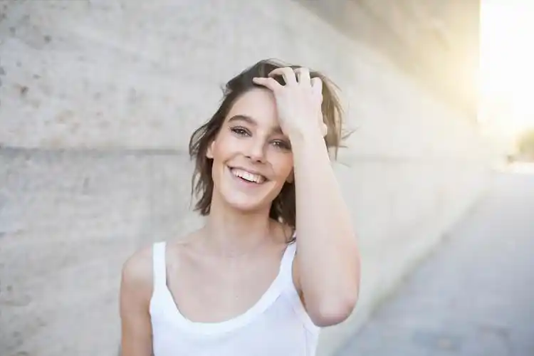 西班牙语每日一句:一个女人身上最美的弧度是她的微笑_沪江西语学习网