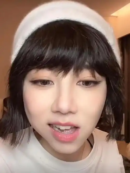 邓紫棋罕见开直播,颜值变化大被质疑整容,本尊使劲摇晃鼻子自证