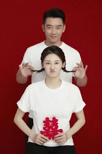 郑恺和苗苗结婚照曝光新婚夫妇互摸肚子也不知道到底谁怀孕