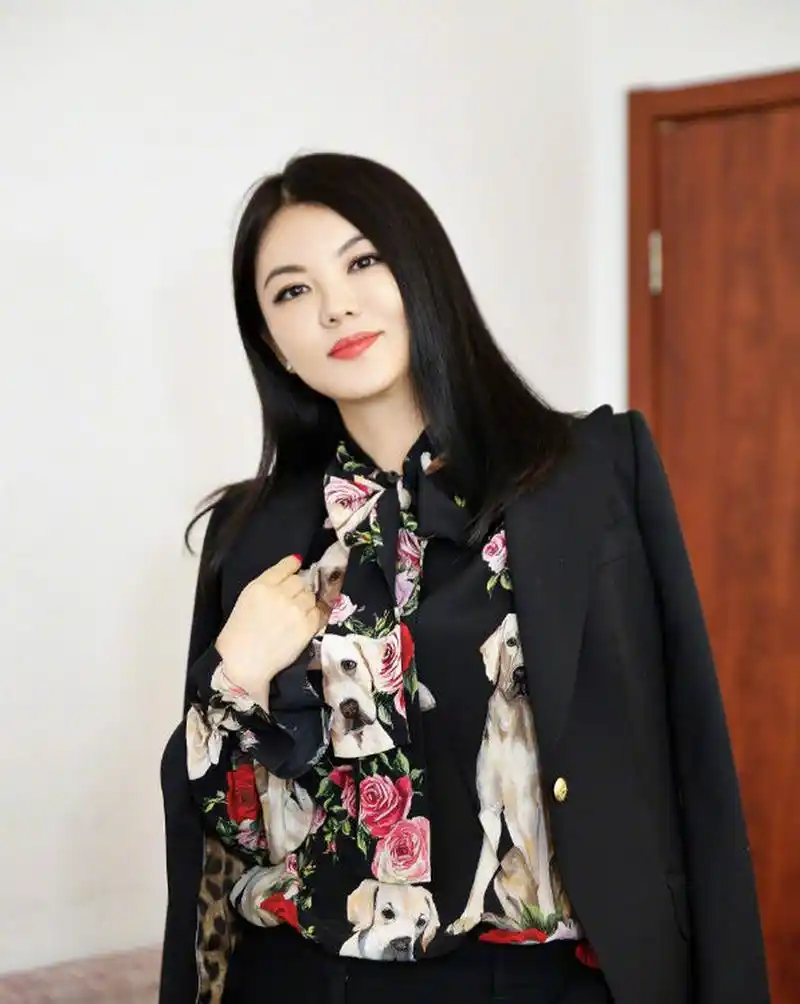 网传李湘为了女儿王诗龄在英国购买豪宅.李湘发文否认【我们在伦敦没