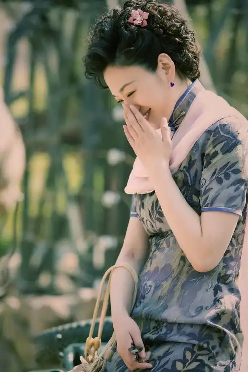 李小冉一度被观众誉为"最适合穿旗袍"的女演员,在过往的作品里留下了