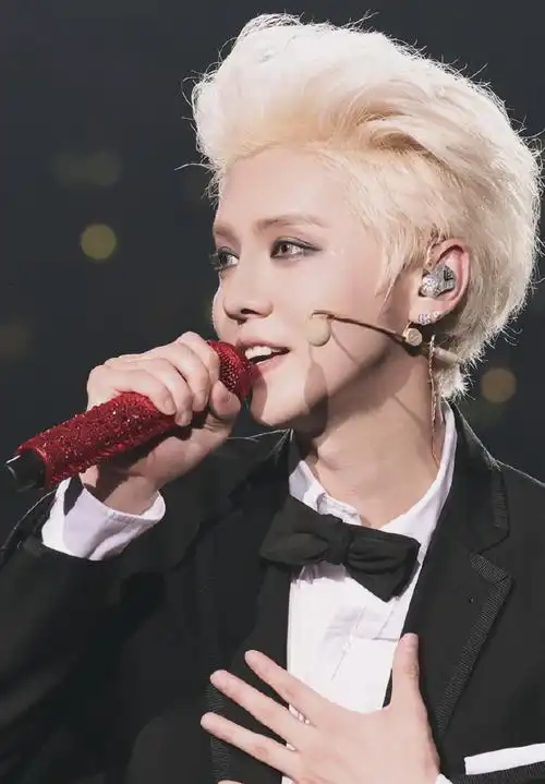 会#是小王子鹿鹿呀刀削般的下颌线就是这个样子的吧周一要被鹿晗帅醒