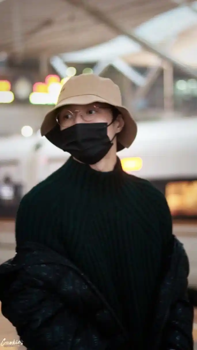 张艺兴也很会穿呀,卡其色渔夫帽搭配黑色毛衣时尚又保暖,冬日潮男穿搭