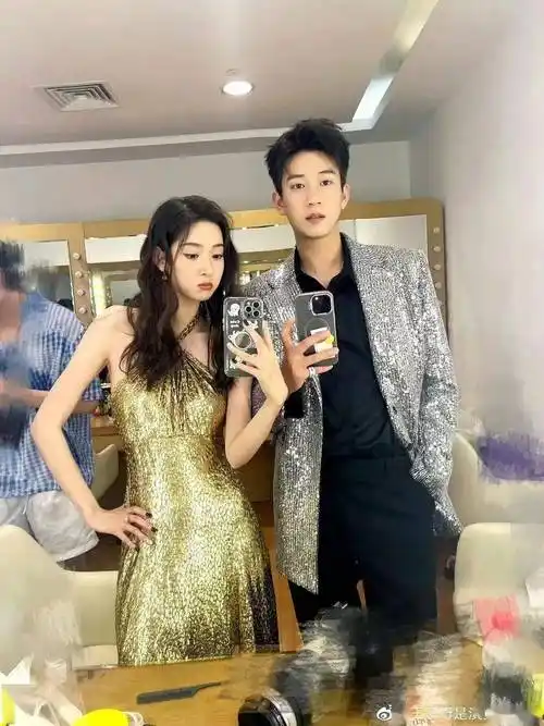 向佐浪子回头?王子奇王玉雯真情侣?范丞丞蔡徐坤亲密互动?