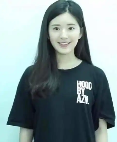 除此之外,赵露思早前刚出道时的试镜影像也被曝光,4月27日,网上曝光了