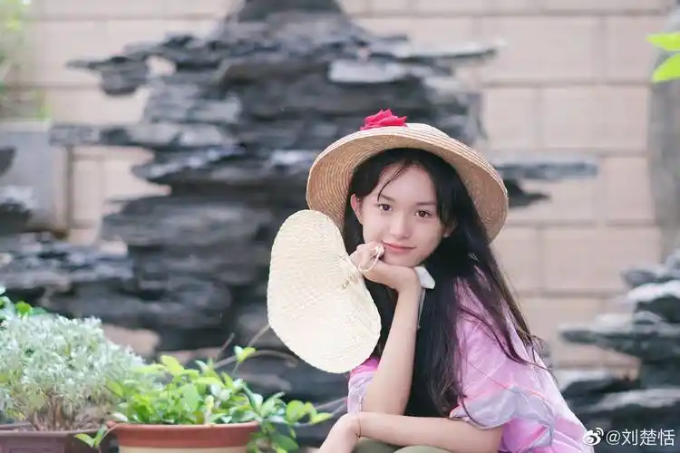 如今13岁的刘楚恬已是亭亭玉立的少女,在她近日于微博上锁公开的照片