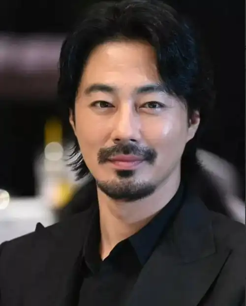 赵寅成形象大改变!42岁男神现身照片引热议,网友纷纷感叹