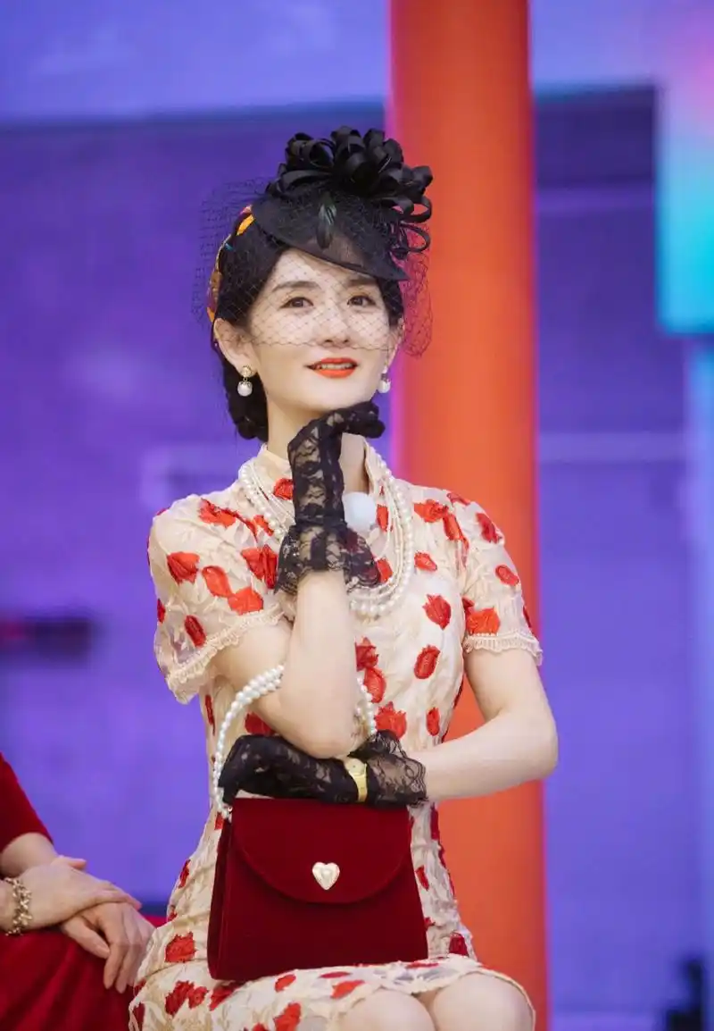 原创谢娜身穿一袭印花旗袍,复古摩登,在人群中美成焦点