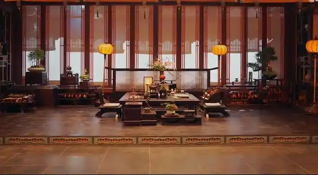 这部剧成本不高,但是看了官方的杀青特辑,才明白钱都花在了布景等方面