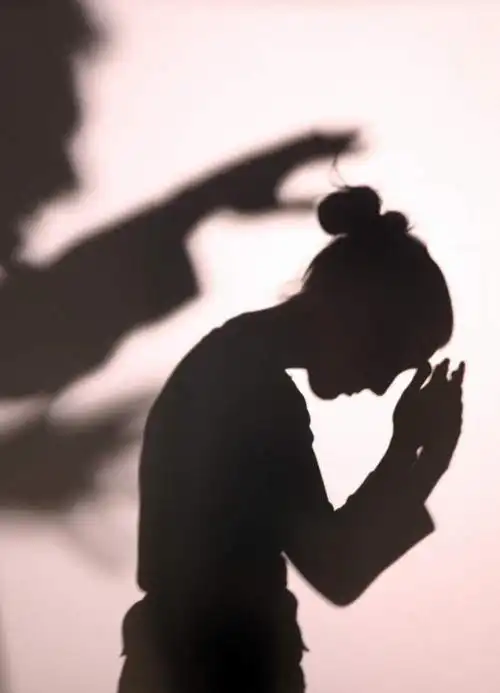 注视,休闲装,墙壁,墙面,虔诚,背面,衣服,阳光,观察,看,祈祷,双手合十