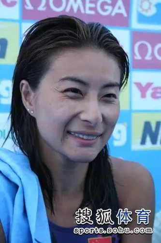 图文郭晶晶赛后采访现场笑的可爱顽皮