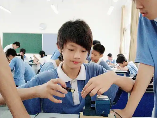 看看许凯小时候的样子?