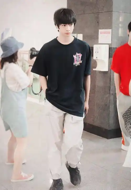 养成系少年刘耀文,狼崽到狼王,时尚还是憨憨?