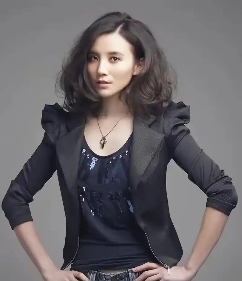 宋佳:婚姻非女性唯一出路 宋佳的成功并非偶然,她在感情与事业的交织