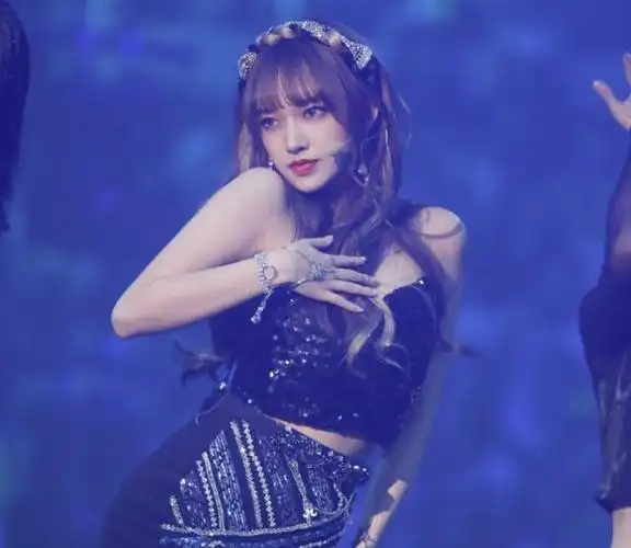 程潇年会表演舞蹈,火辣身材像自带精修,看来"人间芭比"不白叫