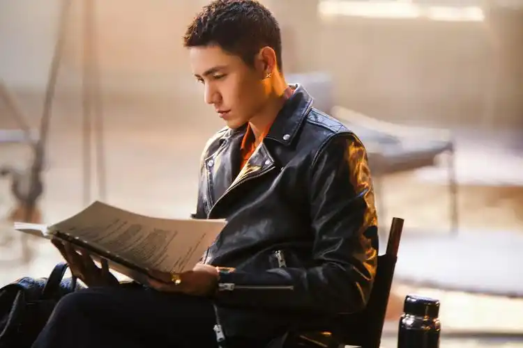 陈坤片场感花絮大片 皮衣寸头气质硬朗俊逸潇洒