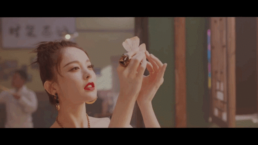 古力娜扎 白的发光#古力娜扎现身活动,容颜精致,白到会发光,引现场