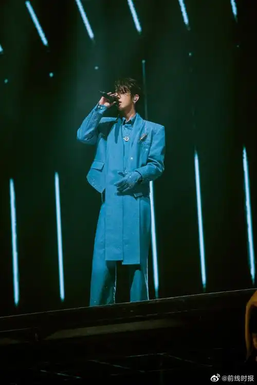 蔡徐坤牛仔蓝水晶西装##蔡徐坤梦幻氛围感