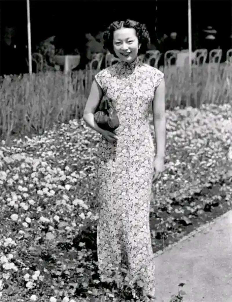 民国时期,一位富家太太的惊艳留影,照片中这位太太穿着一条无袖碎花