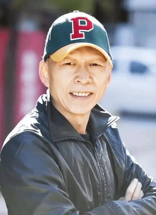 娱乐圈5位因丑出名的男演员,没钱没貌年纪大,娶得老婆却美如花