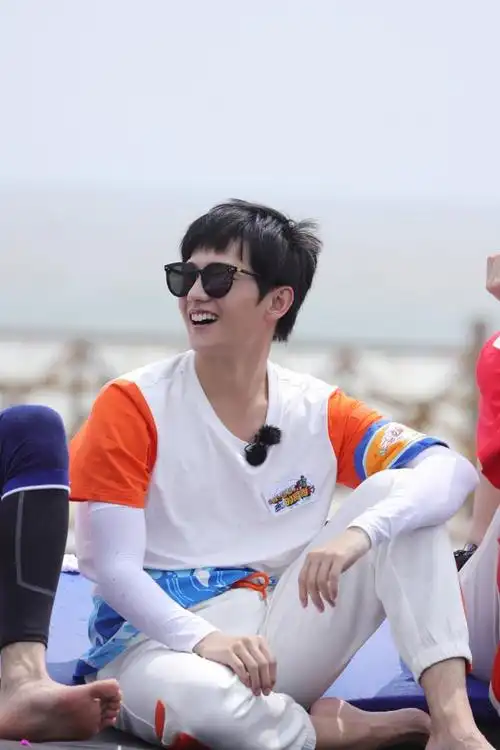 杨洋《元气满满的哥哥》剧照 英气逆毛杨傲天上线