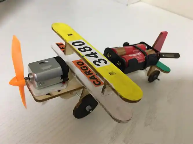 梦想起航翱翔蓝天/一(5)班苗文隽手工动力飞机制作