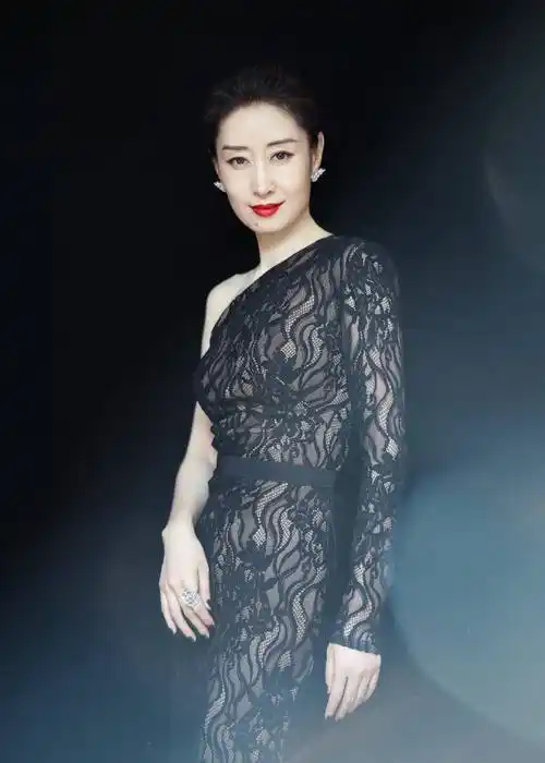 这就是女演员的自律刘敏涛穿大红色紧身裙身材不输90后金晨